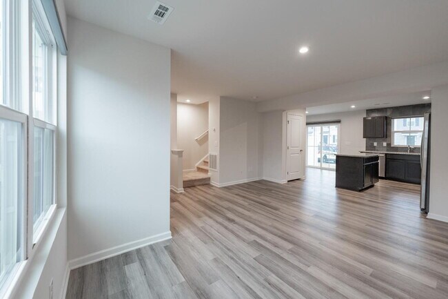 Building Photo - 3 bedroom, 2.5 bathroom townhouse.