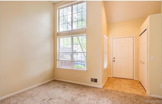 Building Photo - 129 W Kenilworth Ave