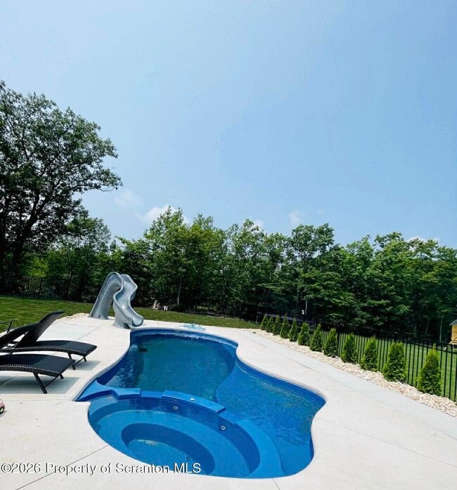 Building Photo - 124 Falcon Ln