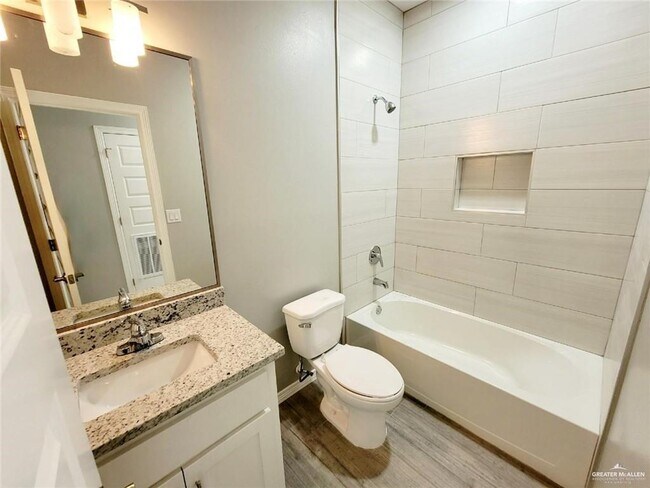 Building Photo - 10 Davenport St