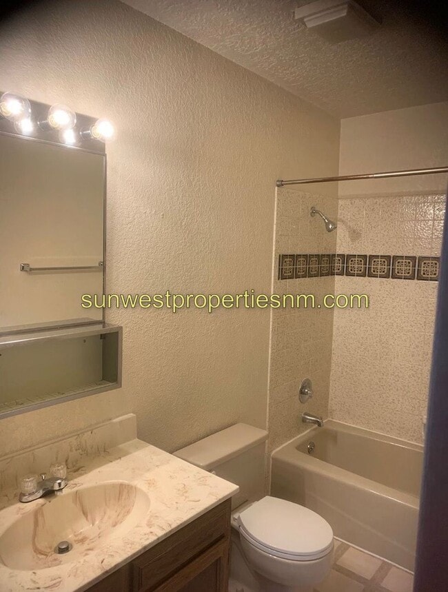 Building Photo - 3 Bedroom, 2.5 Bath 2 Story Condo