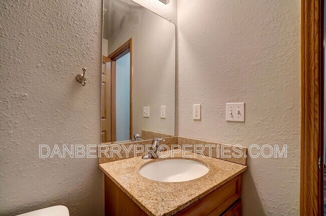 Building Photo - 1127 N Byrne Rd