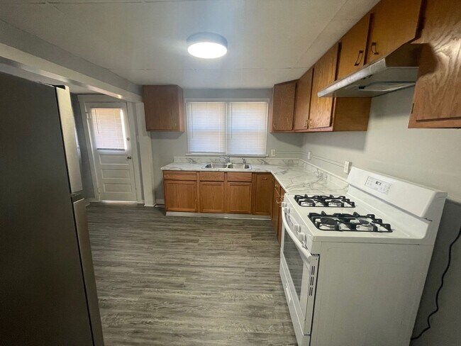 Building Photo - Updated 2 Bedroom House W/ Fenced Yard and...