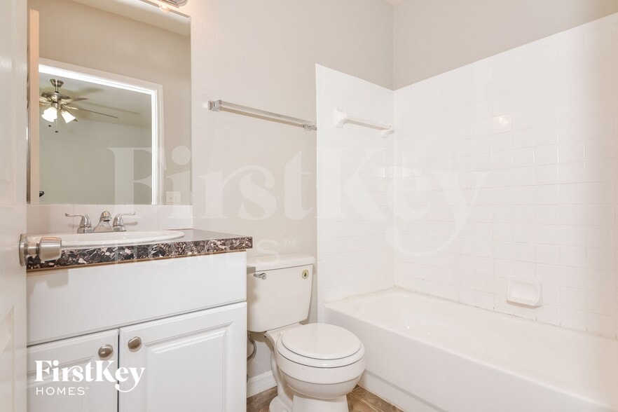 Building Photo - 4448 N Biscayne Dr