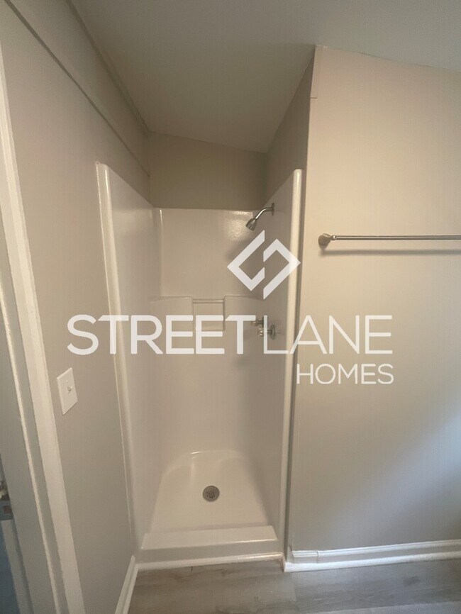 Building Photo - 1/2 MONTHS RENT FREE WITH A SIGNED LEASE B...