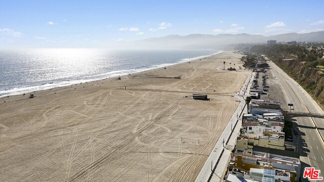 Building Photo - 1362 Palisades Beach Rd