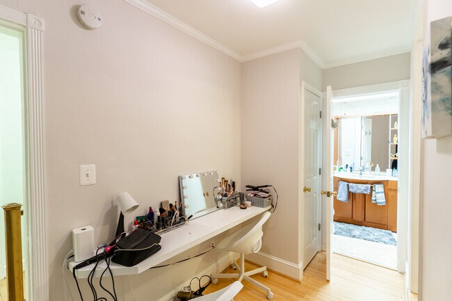 Building Photo - S Street