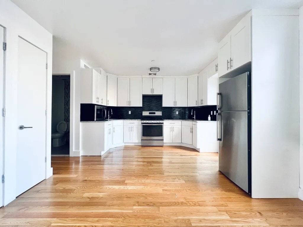 Building Photo - Furnished room/NOT APARTMENT