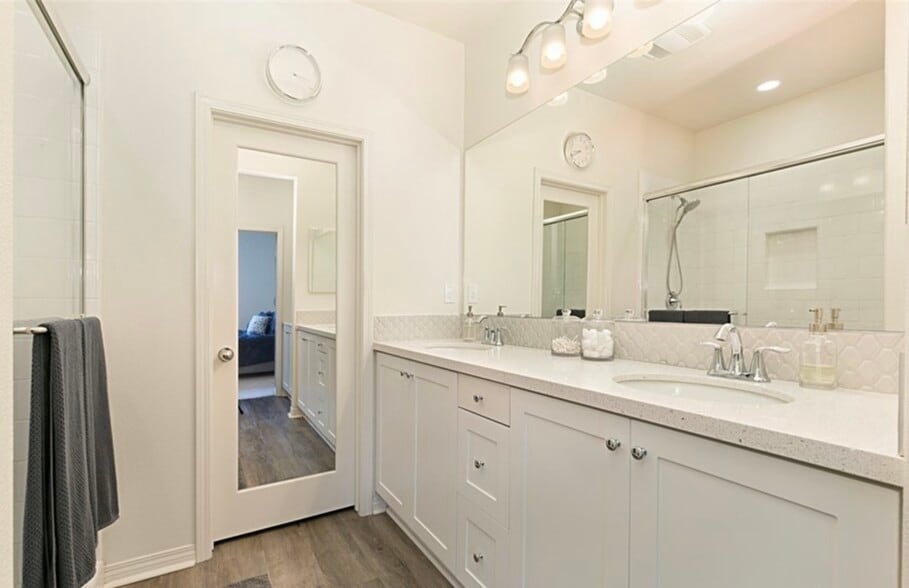 Building Photo - 931 E Drapery Ln