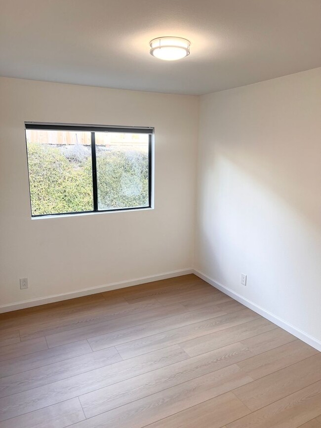 Building Photo - Freshly remodeled 3br/2ba single story hom...