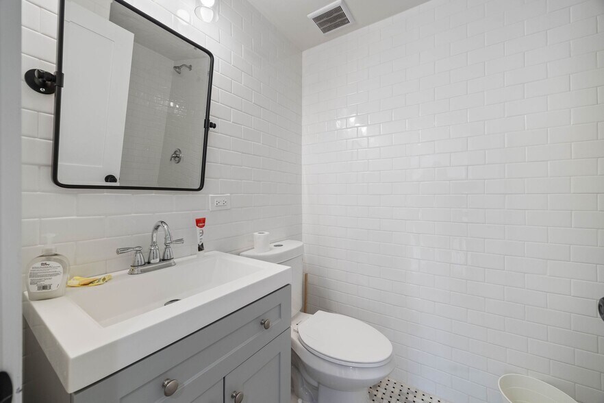 Building Photo - 1118 Garnett Pl