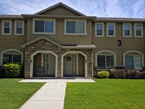 Building Photo - Beautiful 3 Bed, 2.5 bath Townhome with Attached 2 Car Garage in Rock Creek