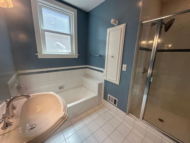 Building Photo - Bright & Charming Miraloma Home