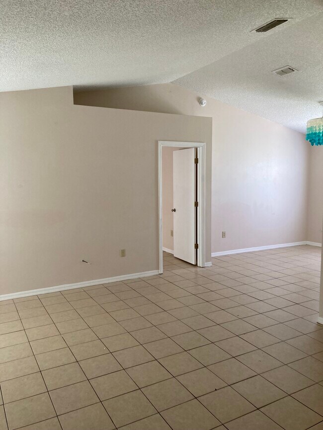 Building Photo - 867 Lake Jackson Cir