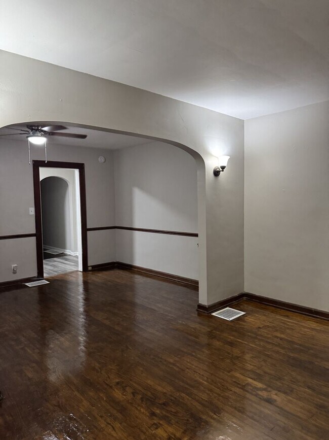Building Photo - 1 bed 1 bath duplex