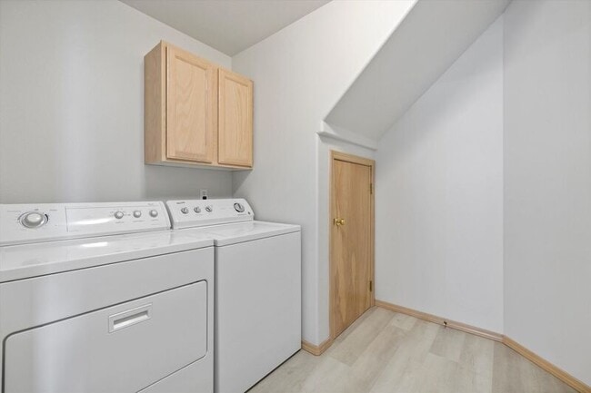 Building Photo - 423 Columbia Point Dr