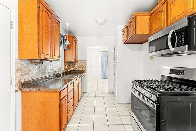 Primary Photo - 116 E Campus View Dr