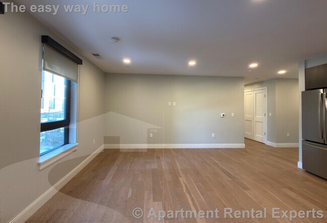 Building Photo - 9 Central St