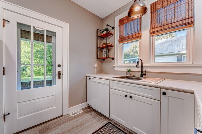 Building Photo - 58 Levels Rd