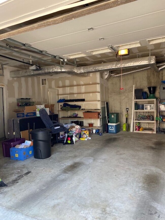 Building Photo - Three Bedroom 3.5 baths Townhouse for Rent...