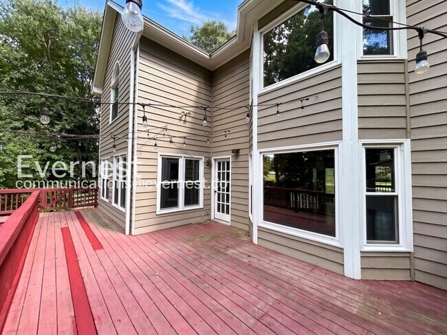 Building Photo - 4 Bed/2.5 Bath with Fenced Yard & Garage / Pet-Friendly
