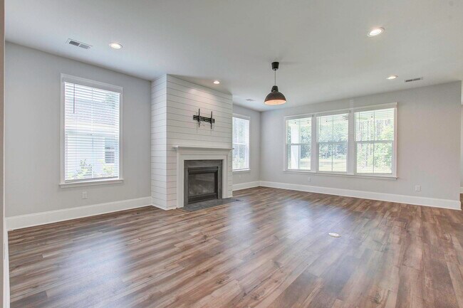 Building Photo - 216 Quimby Hill Dr