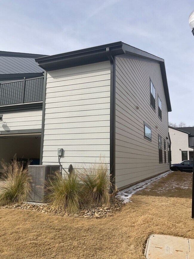 Building Photo - Welcome to this charming two-story townhome in the heart of Belmont, NC.