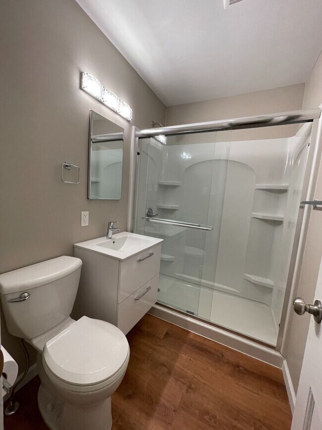 Building Photo - ABSOLUTELY ADORABLE! NEW BATHROOM! WASHER ...