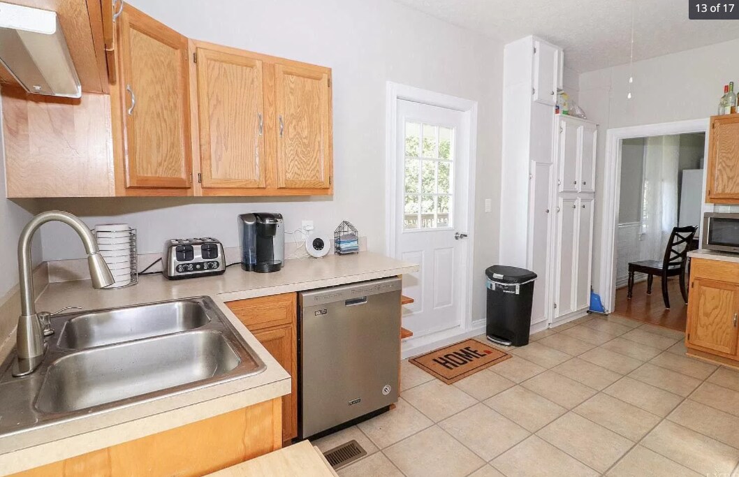 Building Photo - 306 Sussex St