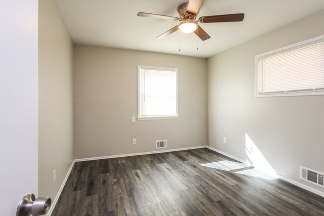 Building Photo - Cute 3 Bedroom