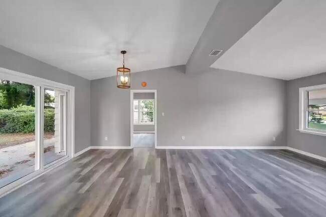 Building Photo - 360 Chicago Ave