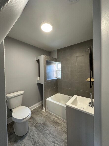 Building Photo - 2712 W 25th St