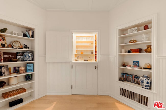 Building Photo - 501 Palisades Beach Rd