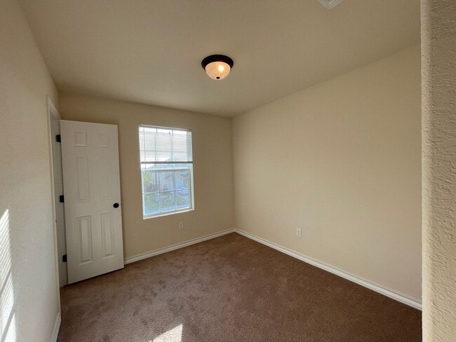Building Photo - Town home for rent