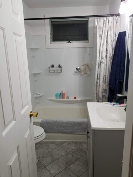 Building Photo - 66 Rowe Ave