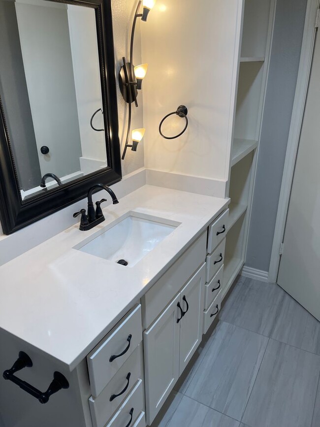 Building Photo - Newly Renovated One Bedroom Near SMU!