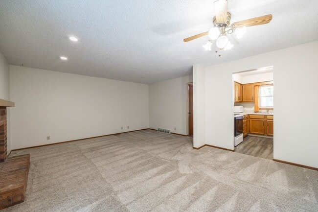 Building Photo - Beautiful 2 Bedroom, 2 Bathroom Townhouse ...