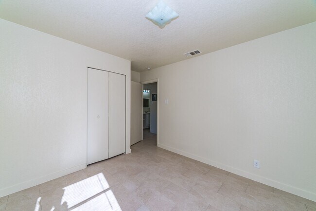 Building Photo - Charming 3-Bedroom
