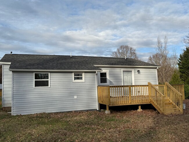 Building Photo - Renovated 3 bedroom 2 bathroom home with l...