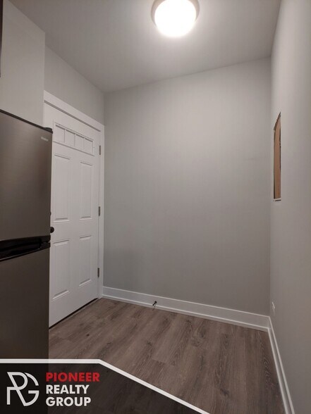 Building Photo - 437 W Belden Ave