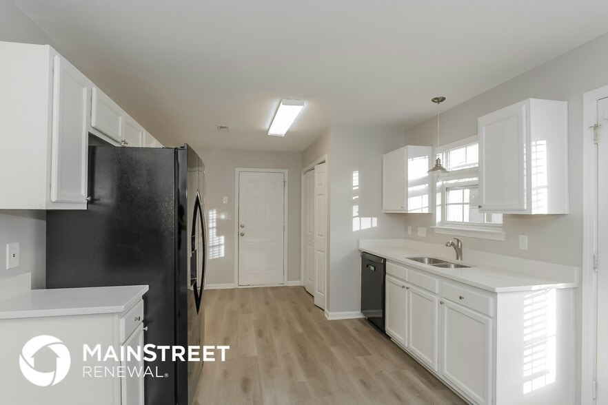 Building Photo - 5728 Fairchase Ave