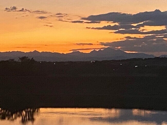 Building Photo - Beautiful Furnished 3 Bedroom/2.5 Bathroom Single Family Home with Flexible Lease terms.