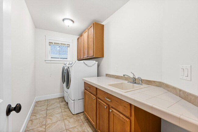 Building Photo - Elegant University Place Home with A/C, Tandem Garage, Office & Balcony Bedroom Near JBLM!