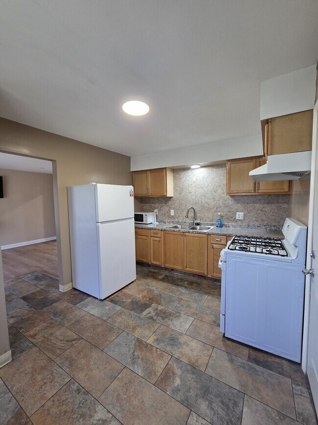 Building Photo - 16136 Log Cabin St