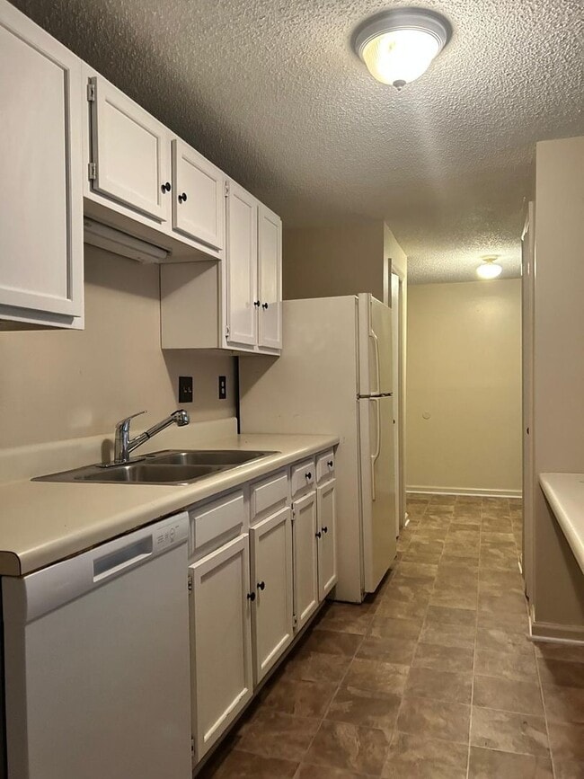 Building Photo - Available Now! Spacious 2 Bedroom Apartment!!