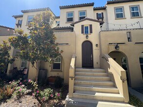 Building Photo - Stunning 3 Bedroom 3.5 Bathroom Townhome i...