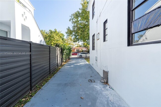 Building Photo - 3665 SW 16th St