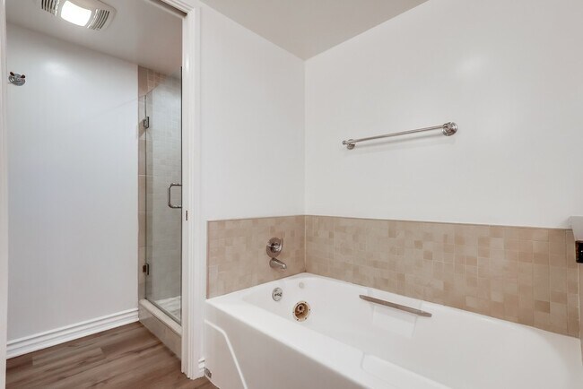 Building Photo - 435 N Oakhurst Dr
