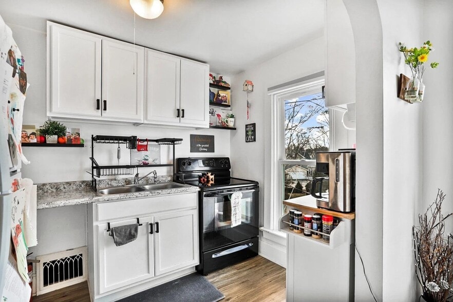 Building Photo - 426 College Ave