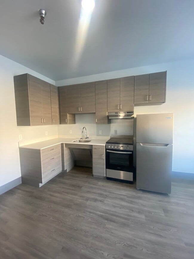 Building Photo - ADA accessible 1 bed 1 bath unit in fully renovated complex